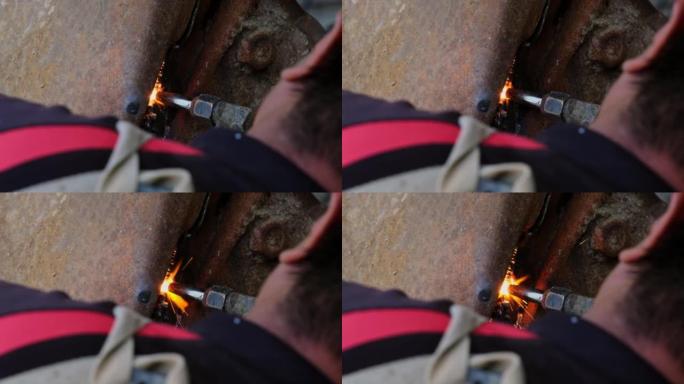 工人用煤气枪切割钢材。用丙烷和氧气切割钢。使用燃料气体和氧气焊接和切割金属的工艺。