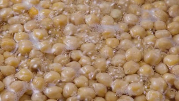 水中的鹰嘴豆豆类。素食烹饪。在制作鹰嘴豆泥和其他豆类菜肴之前准备鹰嘴豆。