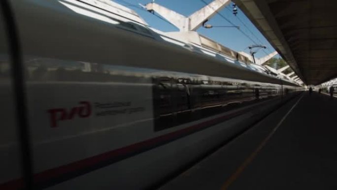 新的Sapsan火车的到来，它连接了俄罗斯两个最大的城市，首都Maskva和圣彼得堡。一列新的高速列