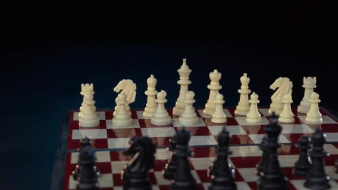 朋友在现代体育比赛中下棋。一个漂亮的棋盘。赢家和输家。美国反对俄罗斯的概念