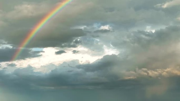 在大雷暴期间，色彩鲜艳的彩虹与暴风雨中形成的黑暗不祥的云层景观