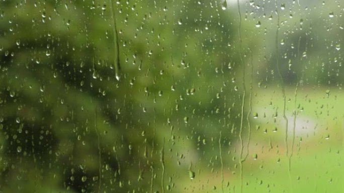 窗外下雨。淋浴天气不好。平静放松的冥想平静的背景。阴雨天气秋天萧条悲伤孤独雨滴在玻璃上。夏天的雨滴从