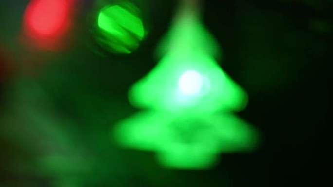 模糊场景，圣诞树上的圣诞装饰与美丽的灯光庆祝