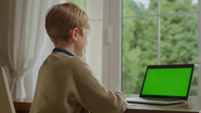 男生使用手机，并在相机处显示绿屏。手握水平色键手机屏幕的孩子。