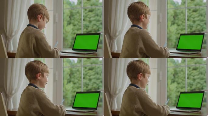 男生使用手机，并在相机处显示绿屏。手握水平色键手机屏幕的孩子。