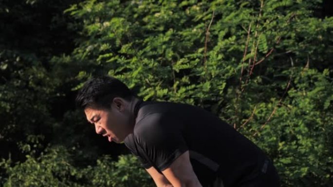 在公园跑道上慢跑的韩国运动员感到突然胸痛而停止。呼吸急促，肺部疼痛，力量不足。男跑步者深吸一口气，在