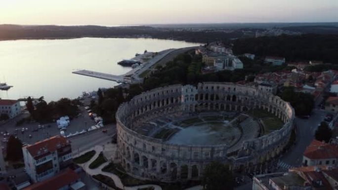 克罗地亚普拉老城普拉竞技场和圆形剧场的鸟瞰图。