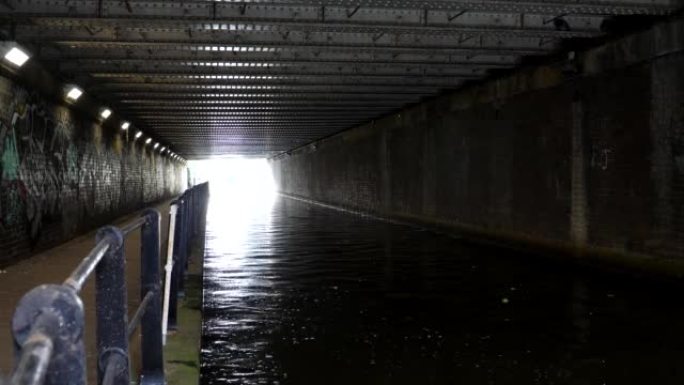 隧道里的运河。没有人。两名年轻女子走路