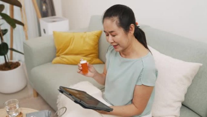 亚洲高级患者在平板电脑上与医生交谈