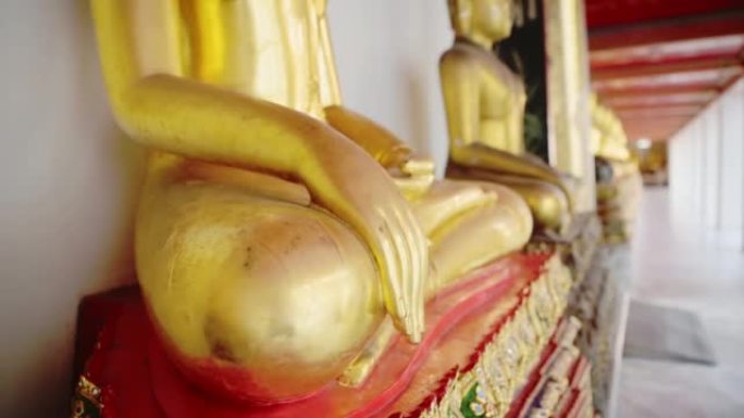 泰国金佛佛教雕像关闭在美丽的曼谷寺庙在Wat Pho (卧佛寺)，金叶佛在莲花位置，亚洲佛教象征
