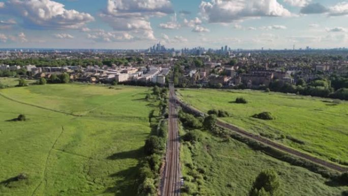 伦敦东部的沃尔瑟姆斯托沼泽。向西南方向看，靠近地面铁路网的伦敦市。从无人机的角度来看