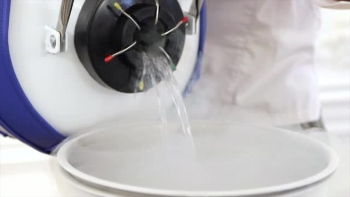 液氮以慢动作从特殊桶倒入钢制平底锅中