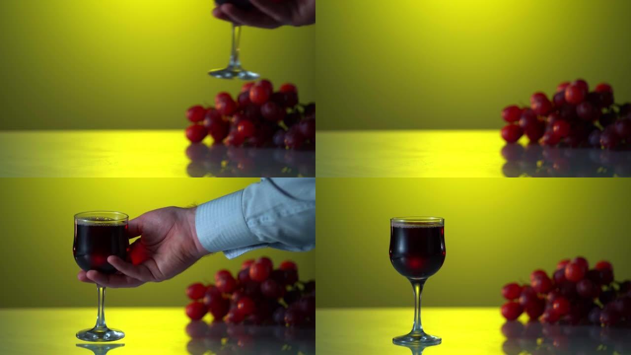 白人将红酒和葡萄放在桌上的玻璃杯中。酒精概念