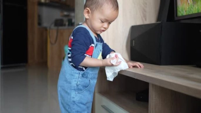 亚洲婴儿用纸巾清洁桌子表面