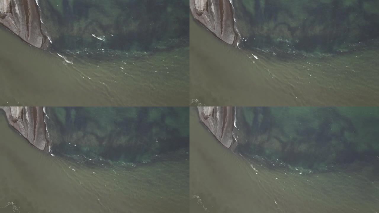 产卵河的鸟瞰图，成千上万的银大马哈鱼在其中游泳