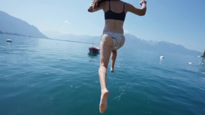 暑假期间跳入瑞士湖水的人