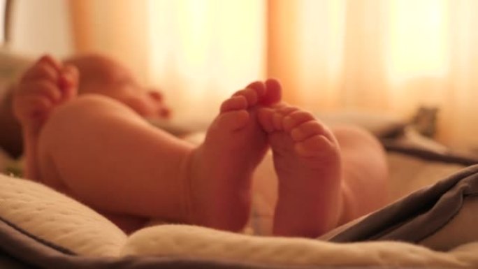 刚出生的婴儿婴儿抽搐摇晃裸露的腿，脚和脚趾近距离躺在家里的床上