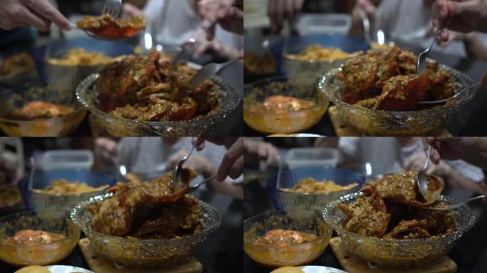 双手吃新加坡辣椒蟹配油炸面包蘸咖喱酱中式食品