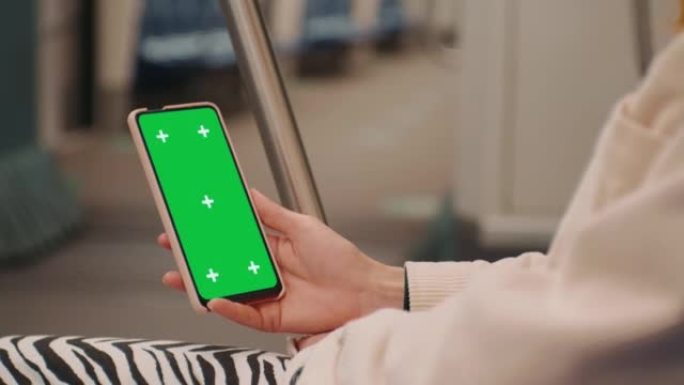 火车上绿屏模拟显示的智能手机，特写。
