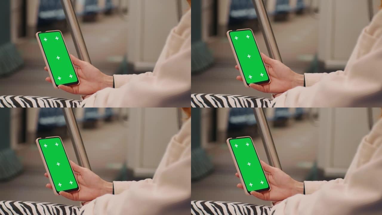 火车上绿屏模拟显示的智能手机，特写。