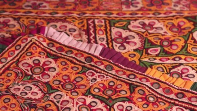 典型的Aahir部落的镜面刺绣作品，印度传统方法的身份不明的人刺绣布，镜面作品彩色手工ahir bh