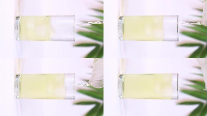 浅色背景上的自制柠檬水，垂直视频