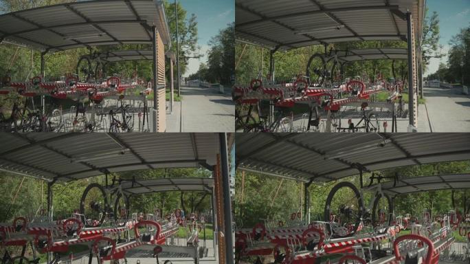 自行车存放在二楼的两层现代停车场中。自行车基础设施。现代分体式自行车架储物。双层自行车支架。自行车轮
