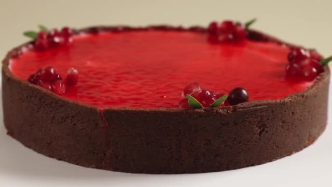 大红色圆形蔓越莓芝士蛋糕旋转特写侧视图