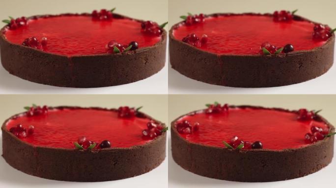 大红色圆形蔓越莓芝士蛋糕旋转特写侧视图