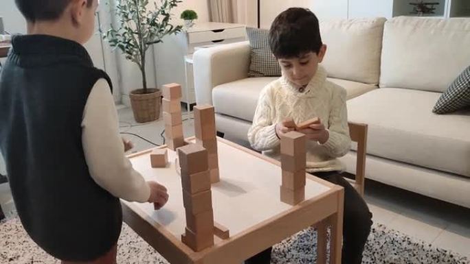 孩子们在房子里玩木制玩具