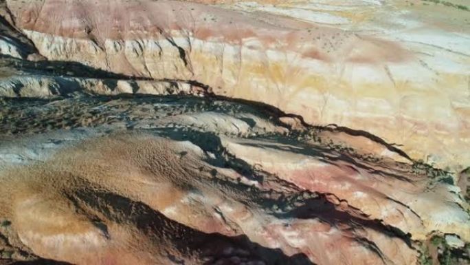 俄罗斯阿尔泰地区美丽的彩虹山脉的鸟瞰图。称为火星的地质构造。由于矿物的沉积，砂岩山链覆盖着惊人的彩色