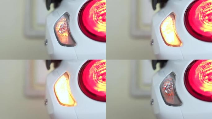 左右转弯的白色摩托车信号灯。驾驶摩托车。车辆。印度