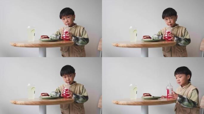 亚洲男孩在咖啡店喝苏打水