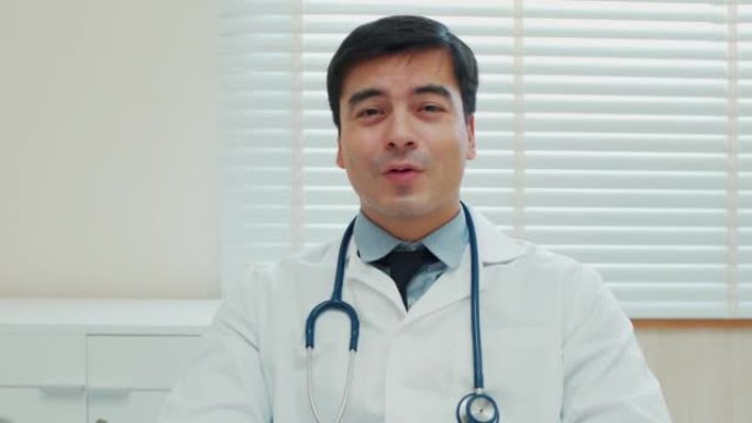 男医生在医疗室做视频通话