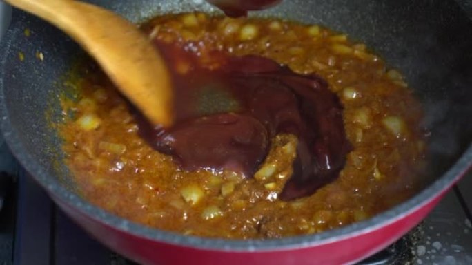 新加坡辣椒蟹咖喱底料在炸洋葱蛋和咖喱中加入番茄酱和酱汁混合在一起