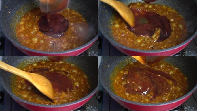 新加坡辣椒蟹咖喱底料在炸洋葱蛋和咖喱中加入番茄酱和酱汁混合在一起