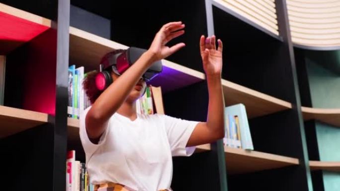 VR耳机库。在学校图书馆中使用VR虚拟teality耳机进行年轻的女学生培训和学习。
