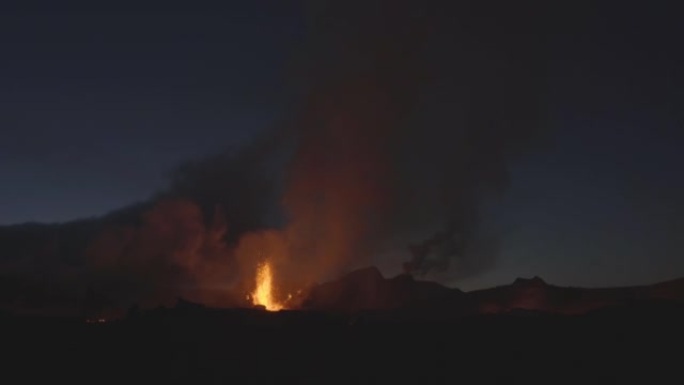 黄昏的火山喷发景观冰岛2021