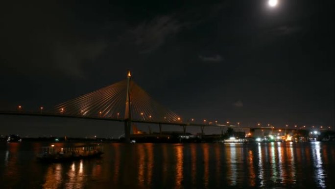 曼谷的船只和游轮在湄南河上以及在月光下云层经过的曼谷桥上行驶的汽车的灯光-延时照片