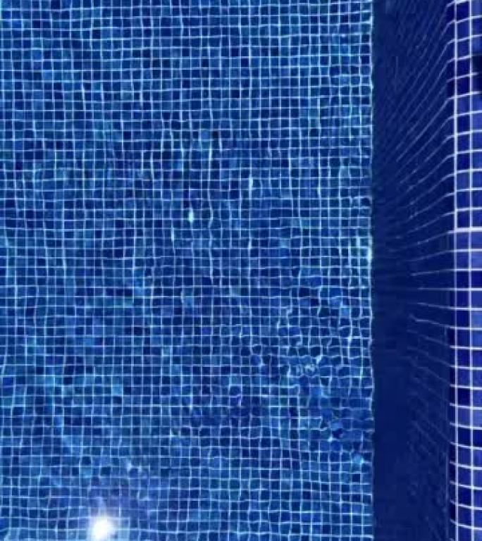 蓝色瓷砖游泳池水