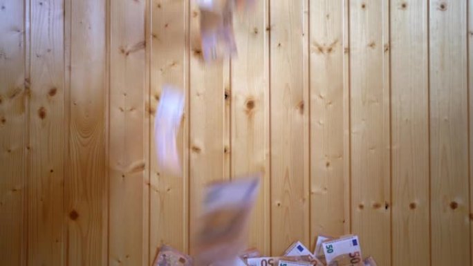 数千张50欧元的钞票从上面掉下来，在房间里飞来飞去。