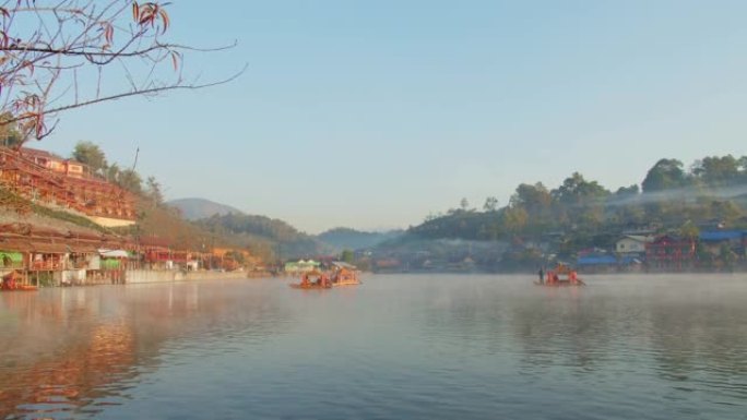 风景秀丽的自然晨景与传统中式船在水河湖雾雾和中国式村山在泰国湄宏顺班拉泰国村的背景