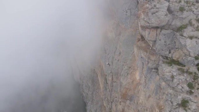 用绳子从悬崖上跳极端。无人机视图。Shaan-Kaya，克里米亚