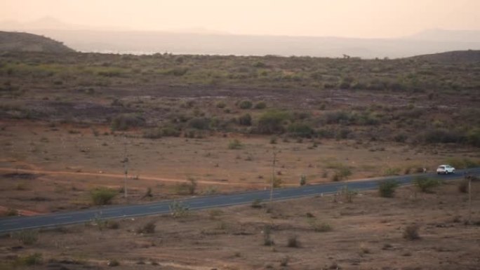 在印度古吉拉特邦库奇 (Kutch) 的甜点之地的道路上行驶的车辆。荒芜的道路通向库奇沙漠的荒野。