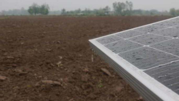 雨季农场中的光伏太阳能电池板。细胞玻璃上的水滴