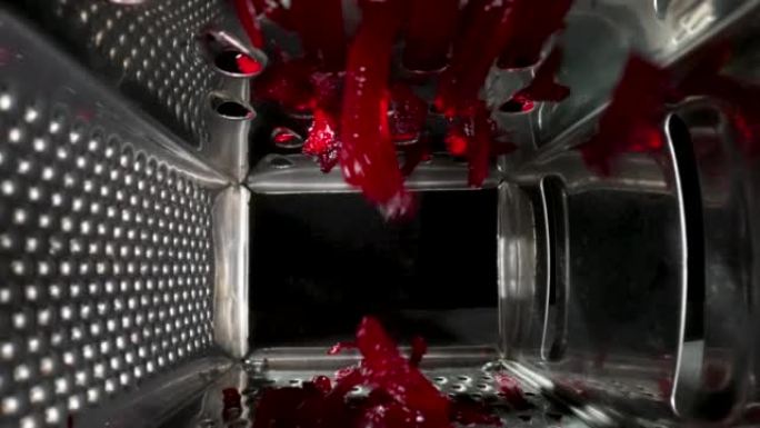 黑色背景上金属刨丝器光栅红色甜菜根的内部视图。用于研磨、切碎或切割的厨房用具。不锈钢厨房工具特写。餐