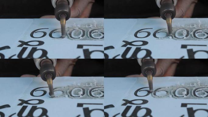 印度石匠雕刻的特写视频，在石头上雕刻字母，手工移动，巴拉索尔，奥里萨邦，印度