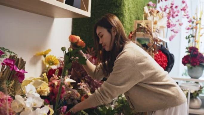 亚洲中国女花店在她的花店插花