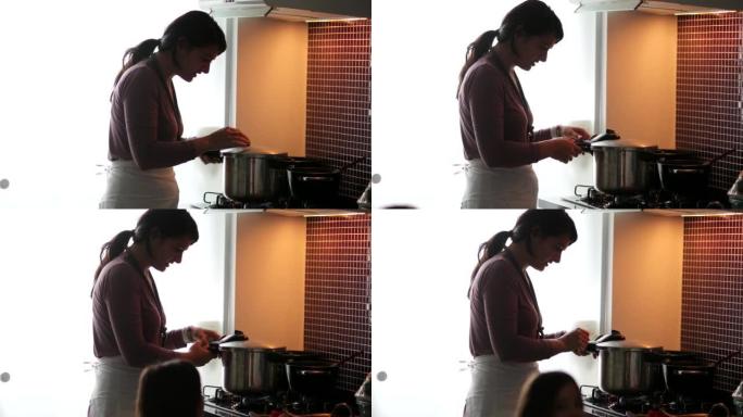 一个在厨房做饭的坦率女人