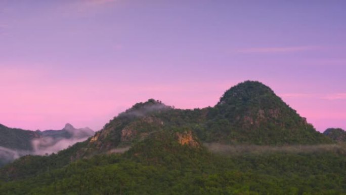 在美丽的早晨，泰国北碧府，在山上有阳光照射的雾中，时间流逝4k。